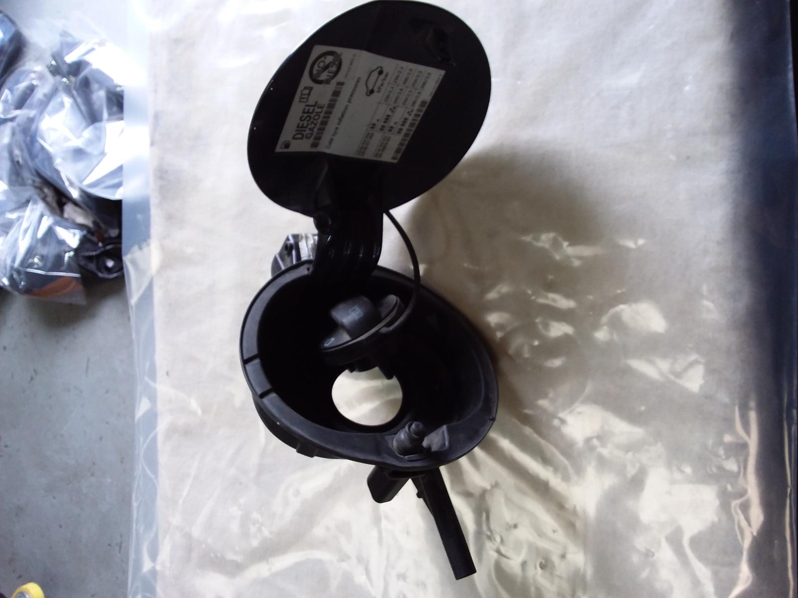 View Auto part Fuel Door / Filler Volkswagen Passat 2012