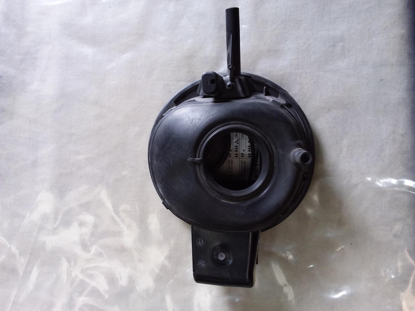 View Auto part Fuel Door / Filler Volkswagen Passat 2012