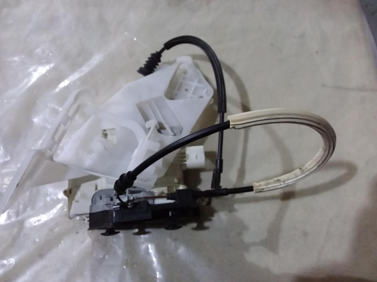View Auto part Door/Boot/Gate Lock Volkswagen Passat 2002