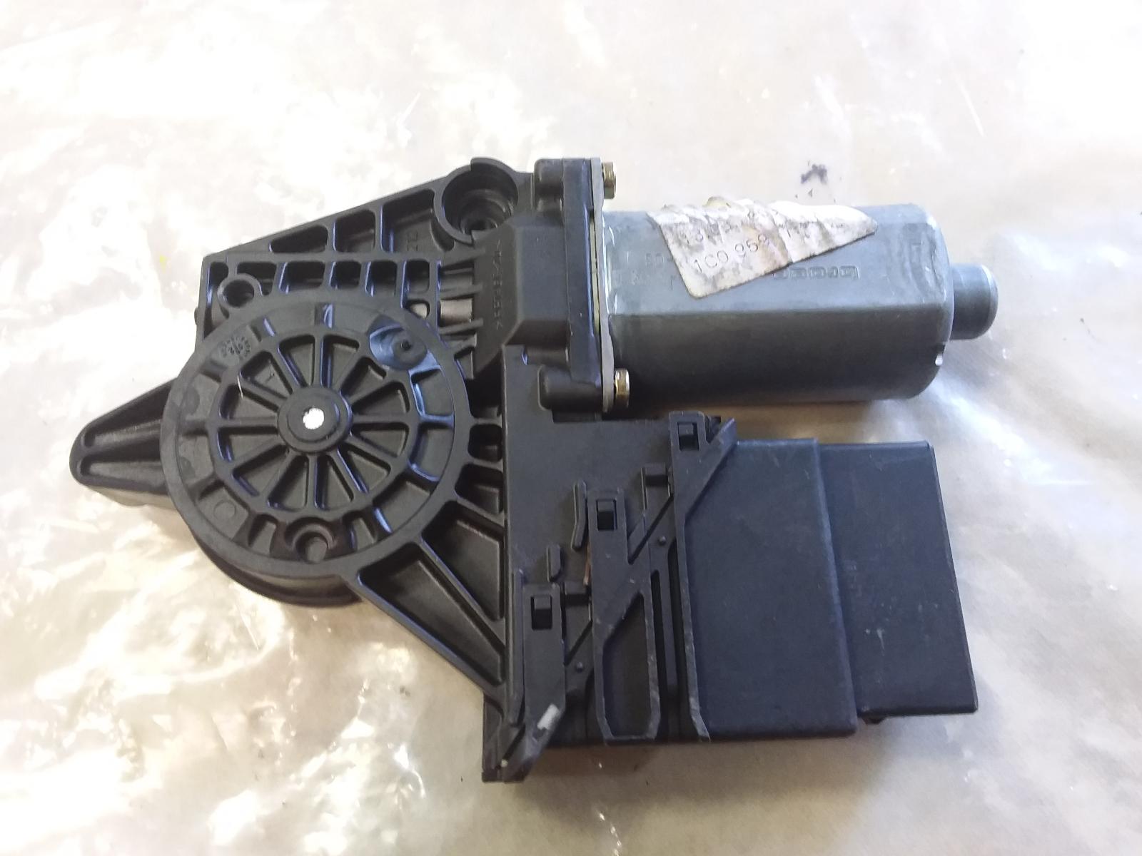 2002 Volkswagen Passat Right Rear Wnd Reg/Motor View Auto part Right Rear Wnd Reg/Motor Volkswagen Passat 2002
