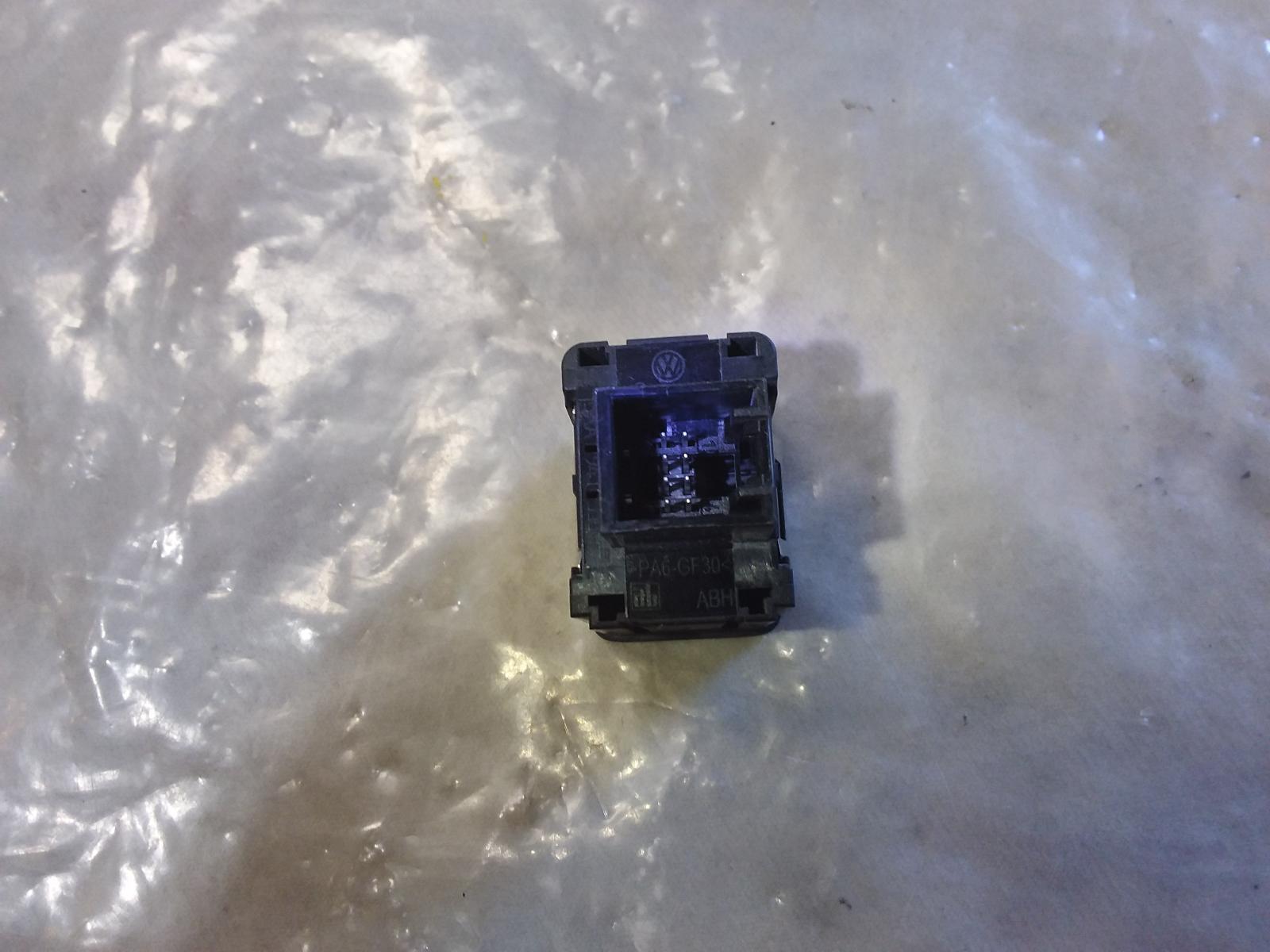 View Auto part Misc Switch/Relay Volkswagen Passat 2010