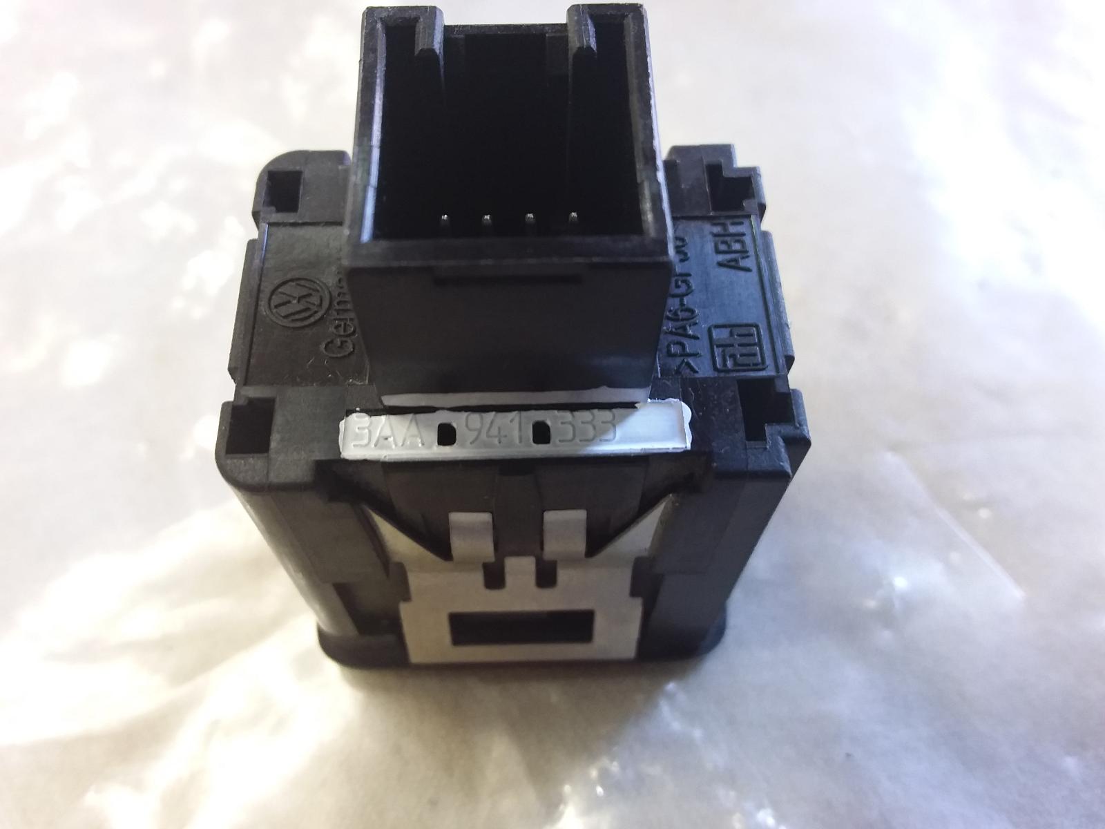 View Auto part Misc Switch/Relay Volkswagen Passat 2010
