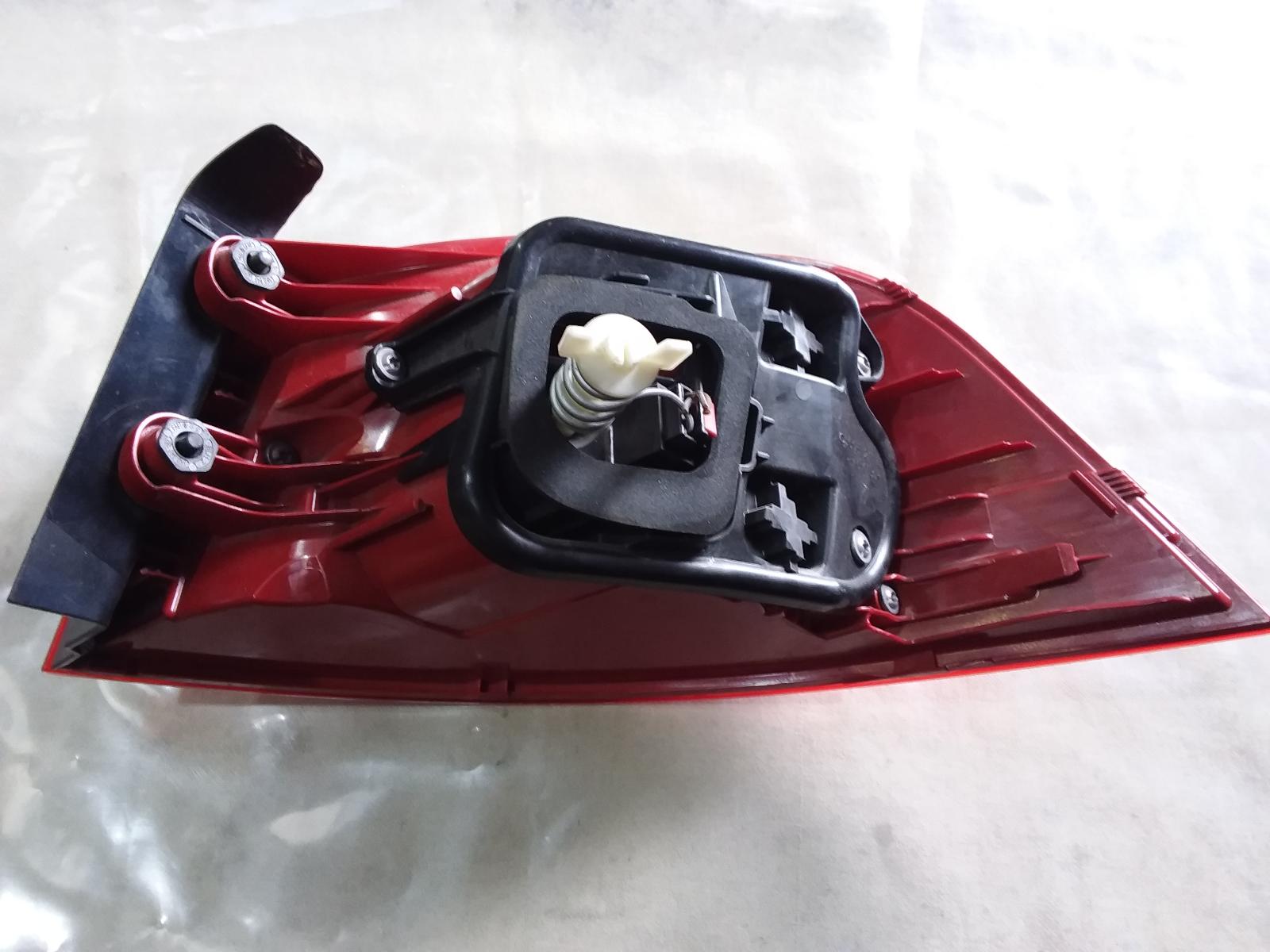 2012 Volkswagen Passat Left Taillight View Auto part Left Taillight Volkswagen Passat 2012