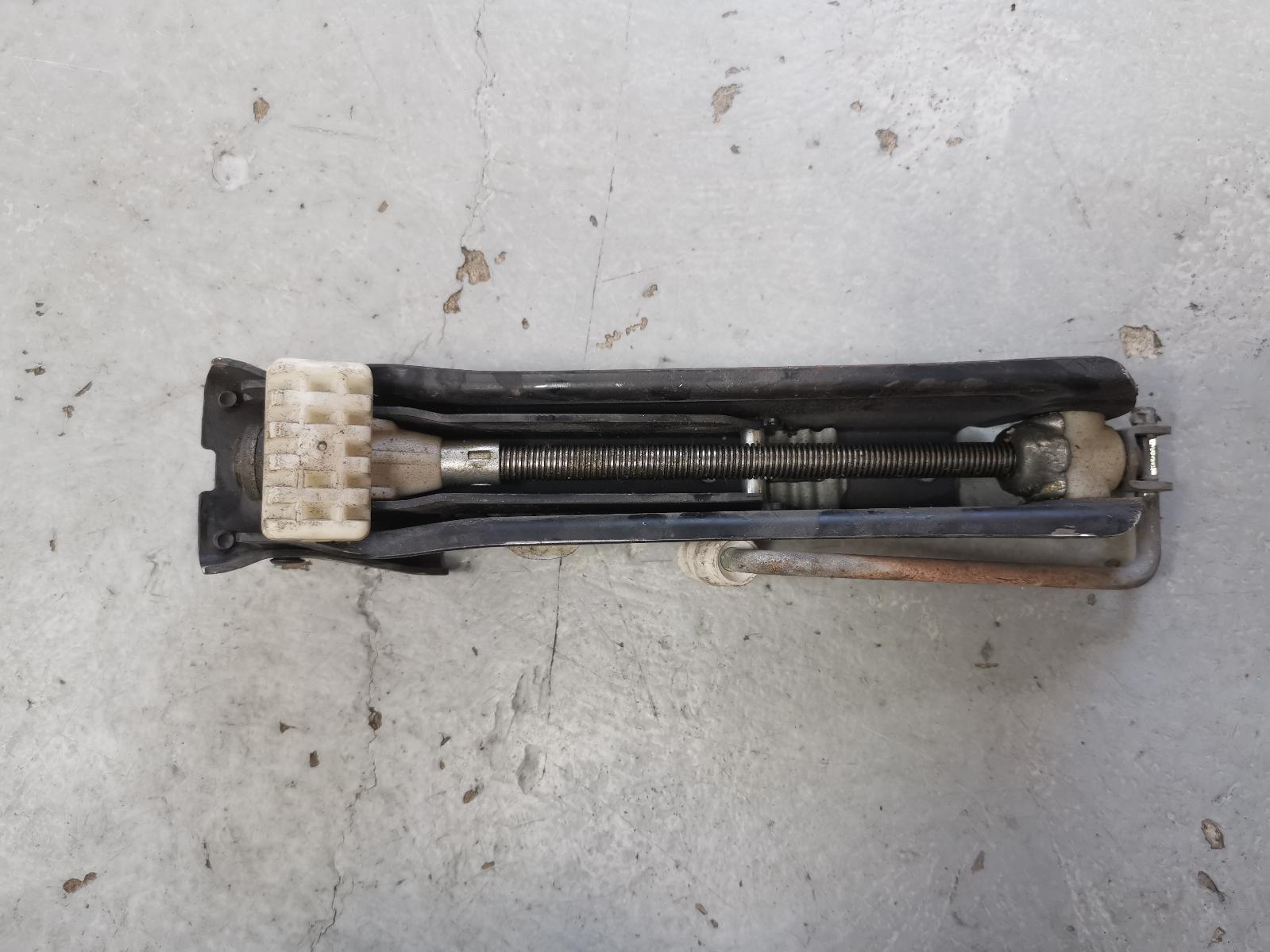 View Auto part Jack Mercedes C Class 2007