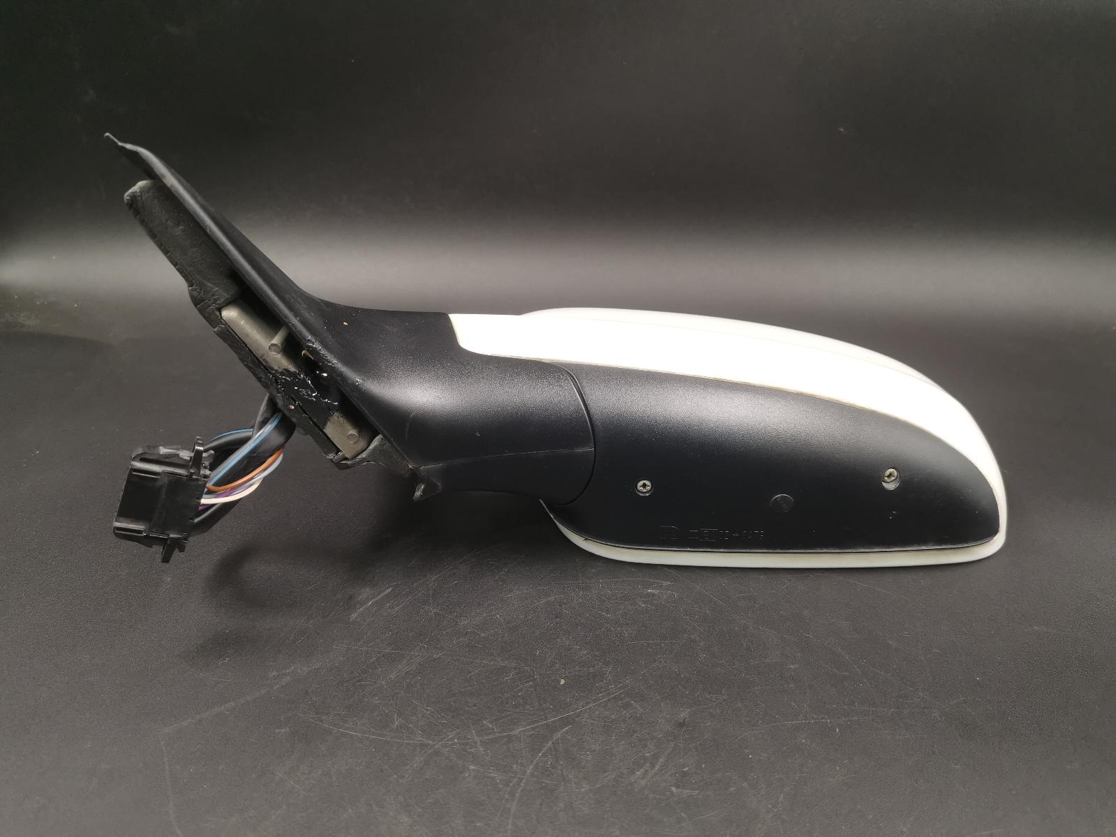 2002 Volkswagen Passat Left Door Mirror View Auto part Left Door Mirror Volkswagen Passat 2002