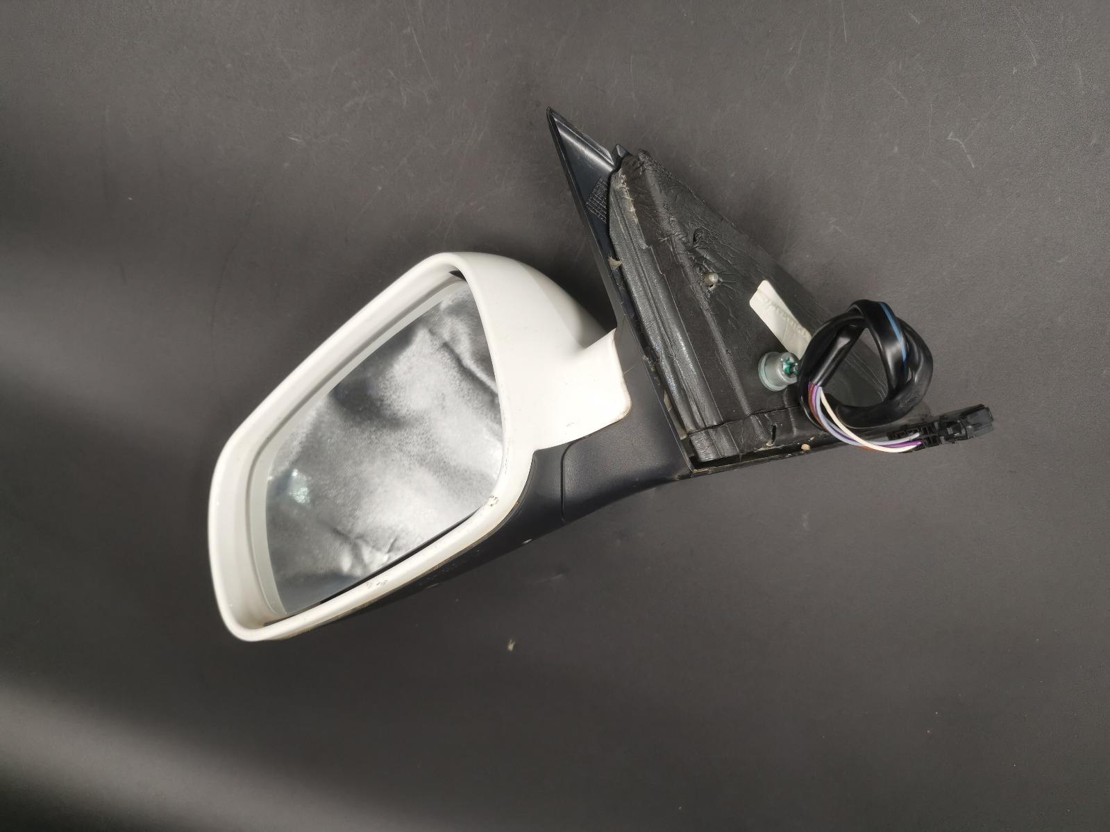 2002 Volkswagen Passat Left Door Mirror View Auto part Left Door Mirror Volkswagen Passat 2002