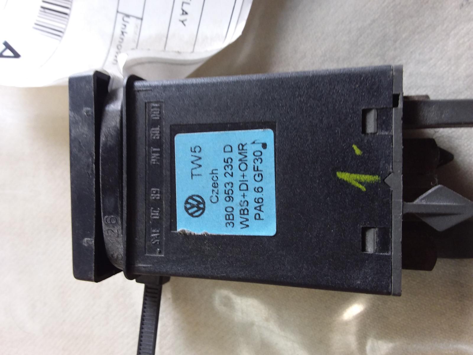 View Auto part Flasher/Hazard Relay Volkswagen Passat 2002